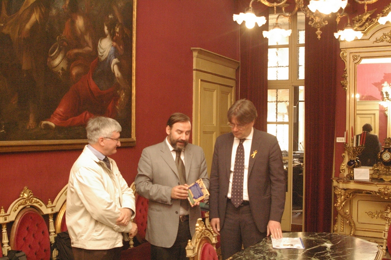 Momento dell omaggio al Sindaco della Città di Asti, Avv. Fabrizio Brignolo, del libro di Jean Giono "L uomo che piantava gli alberi" da parte del Dott. Angelo Porta (Presidente del Circolo Legambiente Valtriversa) e del Prof. Marco Devecchi (Presidente dell Osservatorio del Paesaggio per il Monferrato e l Astigiano) [Foto di Marco Panzone].