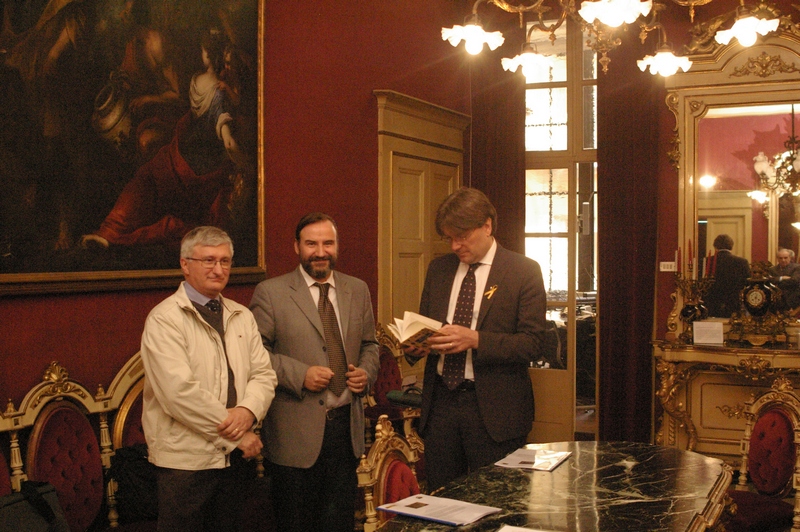 Momento dell omaggio al Sindaco della Città di Asti, Avv. Fabrizio Brignolo, del libro di Jean Giono "L uomo che piantava gli alberi" da parte del Dott. Angelo Porta (Presidente del Circolo Legambiente Valtriversa) e del Prof. Marco Devecchi (Presidente dell Osservatorio del Paesaggio per il Monferrato e l Astigiano) [Foto di Marco Panzone].