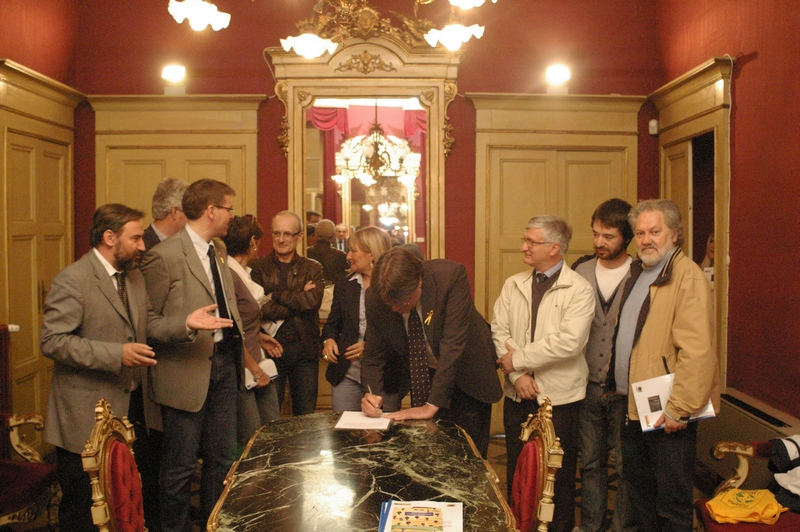 Momento della sottoscrizione da parte del Sindaco della Città di Asti della "Proposta di collaborazione della Provincia di Asti per il miglioramento della sicurezza stradale e la salvaguardia degli alberi secolari al fine di evitare scempi del patrimonio arboreo dell Astigiano". Nella foto: GIANCARLO DAPAVO (Presidente del Circolo Legambiente Gaia di Asti), ENRICO PANIROSSI (Presidente della Commissione Consiliare Ambiente del Comune di Asti), ANGELO PORTA (Presidente del Circolo Legambiente Valtriversa), MARIA FERLISI (Presidente del Consiglio comunale di Asti), FABRIZIO BRIGNOLO (Sindaco della Città di Asti), LIVIA SCUNCIO (Segretaria generale della Provincia di Asti), PAOLO BILETTA (Dirigente del Servizio viabilità della Provincia di Asti), MARIA LUISA BAGNADENTRO (Assessore ai Lavori pubblici), MARIO SORBA (Assessore alla Viabilità), DAVIDE ARRI (Vice Sindaco del Comune di Asti) e MARCO DEVECCHI (Presidente dell Osservatorio del Paesaggio per il Monferrato e l Astigiano [Foto di Marco Panzone].