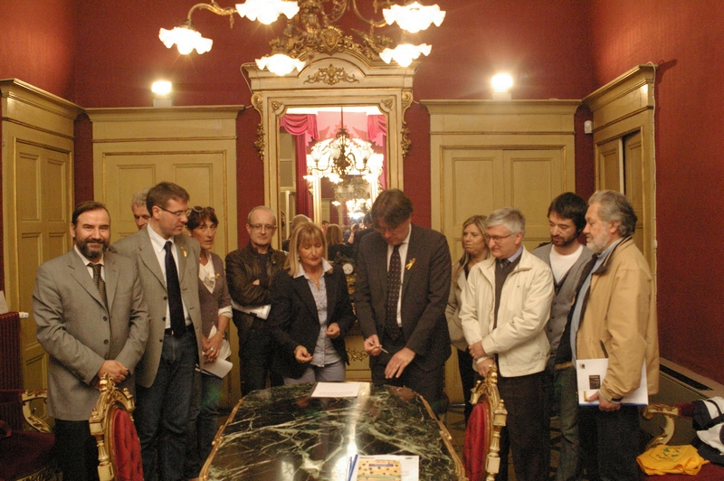 Momento della sottoscrizione da parte del Sindaco della Città di Asti della "Proposta di collaborazione della Provincia di Asti per il miglioramento della sicurezza stradale e la salvaguardia degli alberi secolari al fine di evitare scempi del patrimonio arboreo dell Astigiano". Nella foto da (dx): GIANCARLO DAPAVO (Presidente del Circolo Legambiente Gaia di Asti), ENRICO PANIROSSI (Presidente della Commissione Consiliare Ambiente del Comune di Asti), ANGELO PORTA (Presidente del Circolo Legambiente Valtriversa), MARIA FERLISI (Presidente del Consiglio comunale di Asti), FABRIZIO BRIGNOLO (Sindaco della Città di Asti), LIVIA SCUNCIO (Segretaria generale della Provincia di Asti), PAOLO BILETTA (Dirigente del Servizio viabilità della Provincia di Asti), MARIA LUISA BAGNADENTRO (Assessore ai Lavori pubblici), MARIO SORBA (Assessore alla Viabilità), DAVIDE ARRI (Vice Sindaco del Comune di Asti) e MARCO DEVECCHI (Presidente dell Osservatorio del Paesaggio per il Monferrato e l Astigiano [Foto di Marco Panzone].