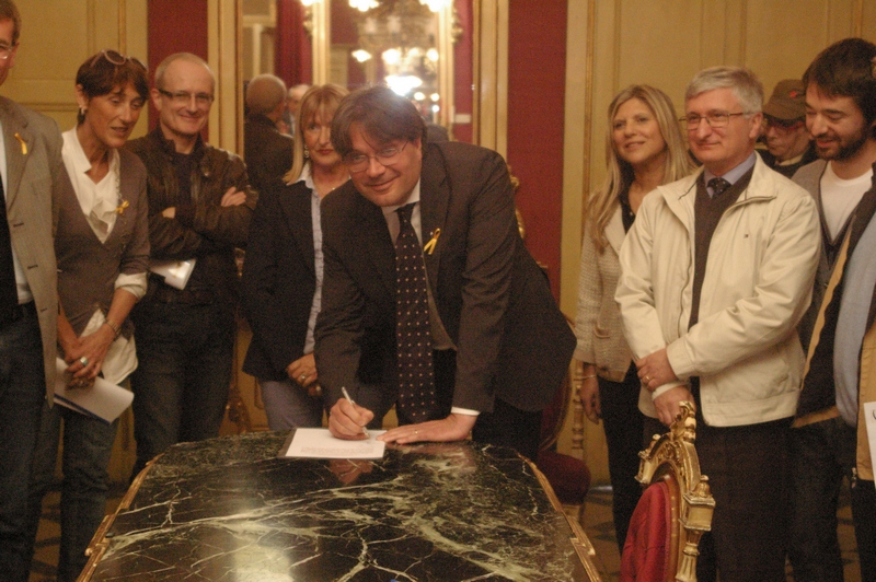 Momento della sottoscrizione da parte del Sindaco della Città di Asti della "Proposta di collaborazione della Provincia di Asti per il miglioramento della sicurezza stradale e la salvaguardia degli alberi secolari al fine di evitare scempi del patrimonio arboreo dell Astigiano". Nella foto: GIANCARLO DAPAVO (Presidente del Circolo Legambiente Gaia di Asti), ENRICO PANIROSSI (Presidente della Commissione Consiliare Ambiente del Comune di Asti), ANGELO PORTA (Presidente del Circolo Legambiente Valtriversa), MARIA FERLISI (Presidente del Consiglio comunale di Asti), FABRIZIO BRIGNOLO (Sindaco della Città di Asti), LIVIA SCUNCIO (Segretaria generale della Provincia di Asti), PAOLO BILETTA (Dirigente del Servizio viabilità della Provincia di Asti), MARIA LUISA BAGNADENTRO (Assessore ai Lavori pubblici), MARIO SORBA (Assessore alla Viabilità), DAVIDE ARRI (Vice Sindaco del Comune di Asti) e MARCO DEVECCHI (Presidente dell Osservatorio del Paesaggio per il Monferrato e l Astigiano [Foto di Marco Panzone].