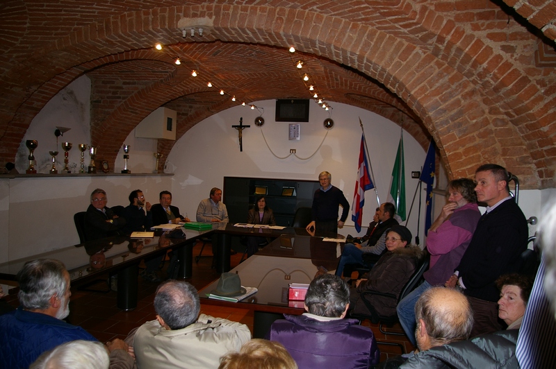 Foto del Consiglio comunale straordinario, in occasione del quale è stata approvata all unanimità la Richiesta di Dichiarazione di notevole interesse pubblico dell alberata storica SP 2 (Località Montafia) da parte del Consiglio comunale straordinario di Montafia in base alla Procedura prevista dalla normativa vigente - Art.136 e succ., D. Legis. n. 42 del 22 gennaio 2004 del CODICE DEI BENI CULTURALI E DEL PAESAGGIO e LEGGE n. 10 del 14 gennaio 2013 - Norme per lo sviluppo degli spazi verdi urbani. 