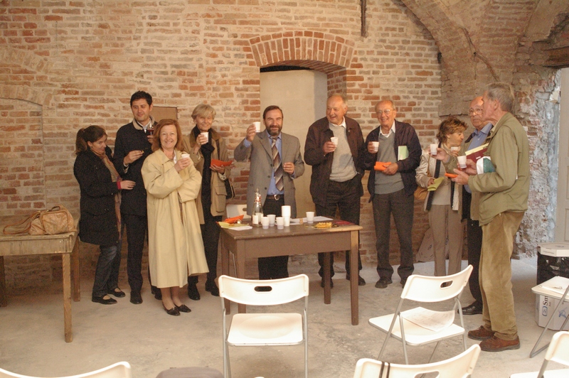 Brindisi a fine assemblea: da (sx): Louise Sweet, Giovanni Currado, Patrizia Bordone, Augusta Mazzarolli, Marco Devecchi, Luca Durandi, Francesco Garetto, Mariangela Migliardi, Erildo Ferro e Giuseppe Ratti [Foto di Paola Grassi].