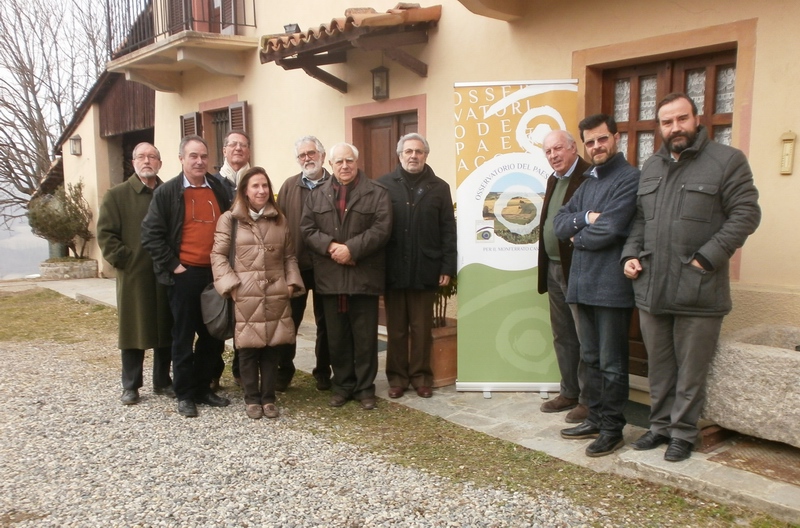 Foto ricordo al termine della riunione mattutina della Rete degli Osservatori del Paesaggio del Piemonte prima del momento conviviale. Nella foto da (sx): SILVIO VEGLIO (Osservatorio del paesaggio di Langhe e Roero), Diego Corradin (Osservatorio del Paesaggio dell Anfiteatro morenico di Ivrea), ROBERTO POZZI (Osservatorio biellese - Beni culturali e paesaggio), DANIELA BOSIA (Osservatorio del Paesaggio del Mongioie), RICCARDO AVANZI (Osservatorio del Paesaggio dell Anfiteatro morenico di Ivrea), VALERIO DI BATTISTA (Coordinatore della Rete), FRANCO BARTOCCI (Osservatorio del paesaggio di Langhe e Roero), GIAN PAOLO BARDAZZA (Osservatorio del Paesaggio del Monferrato casalese),  Silvio Garlasco (Osservatorio del Paesaggio alessandrino) e MARCO DEVECCHI (Osservatorio del Paesaggio per il Monferrato e l Astigiano) [Foto di Anne Bardazza].