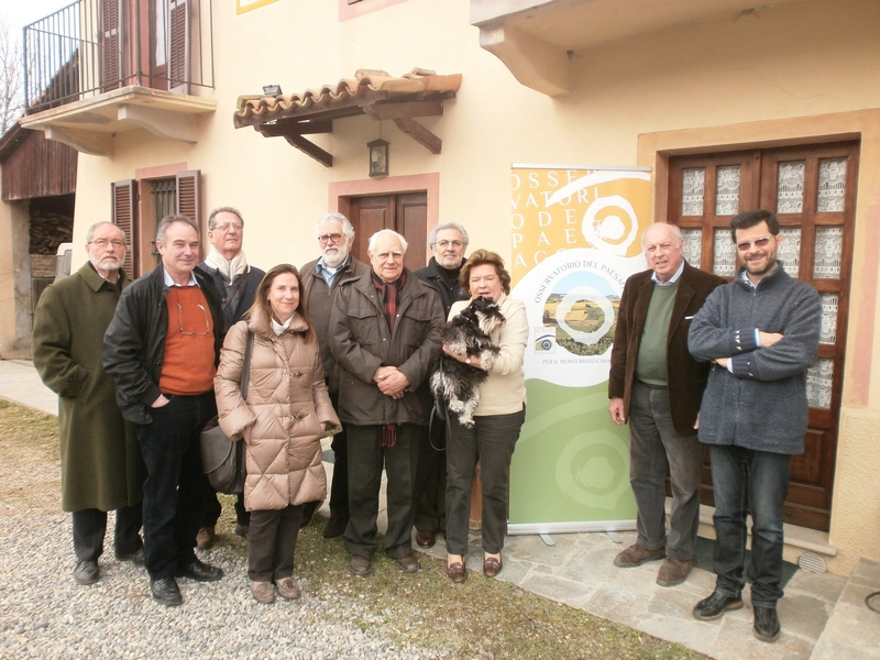 Foto ricordo al termine della riunione mattutina della Rete degli Osservatori del Paesaggio del Piemonte prima del momento conviviale. Nella foto da (sx): SILVIO VEGLIO (Osservatorio del paesaggio di Langhe e Roero), Diego Corradin (Osservatorio del Paesaggio dell Anfiteatro morenico di Ivrea), ROBERTO POZZI (Osservatorio biellese - Beni culturali e paesaggio), DANIELA BOSIA (Osservatorio del Paesaggio del Mongioie), RICCARDO AVANZI (Osservatorio del Paesaggio dell Anfiteatro morenico di Ivrea), VALERIO DI BATTISTA (Coordinatore della Rete), FRANCO BARTOCCI (Osservatorio del paesaggio di Langhe e Roero), Anne Bardazza, GIAN PAOLO BARDAZZA (Osservatorio del Paesaggio del Monferrato casalese),  Silvio Garlasco (Osservatorio del Paesaggio alessandrino) e MARCO DEVECCHI (Osservatorio del Paesaggio per il Monferrato e l Astigiano) [Foto di Marco Devecchi].