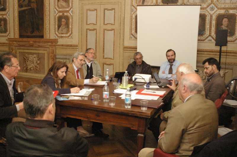 Tavolo della riunione della Rete degli Osservatorio del Paesaggio del Piemonte. Dal basso a sx in senso orario: Diego Corradin (Osservatorio del Paesaggio dell'Anfiteatro morenico di Ivrea), ROBERTO POZZI (Osservatorio biellese - Beni culturali e paesaggio), DANIELA BOSIA (Osservatorio del Paesaggio del Mongioie), FRANCO BARTOCCI (Osservatorio del paesaggio di Langhe e Roero), SILVIO VEGLIO (Osservatorio del paesaggio di Langhe e Roero), Stefano Musso (Osservatorio del Paesaggio del Mongioie), MARCO DEVECCHI (Osservatorio del Paesaggio per il Monferrato e l'Astigiano), SILVIO GARLASCO (Osservatorio del Paesaggio alessandrino), VALERIO DI BATTISTA (Coordinatore della Rete), , e GIAN PAOLO BARDAZZA (Osservatorio del Paesaggio del Monferrato casalese) [Foto di RICCARDO AVANZI - Osservatorio del Paesaggio dell'Anfiteatro morenico di Ivrea].