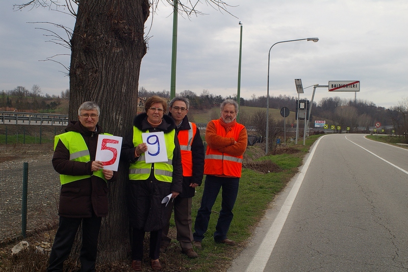 Ultimo Tiglio censito lungo l ex strada statale SS 10 nel territorio di Baldichieri. Nella foto da (sx) Angelo Porta, Nicoletta, Mario e Giancarlo Dapavo (Foto di Marco Devecchi).