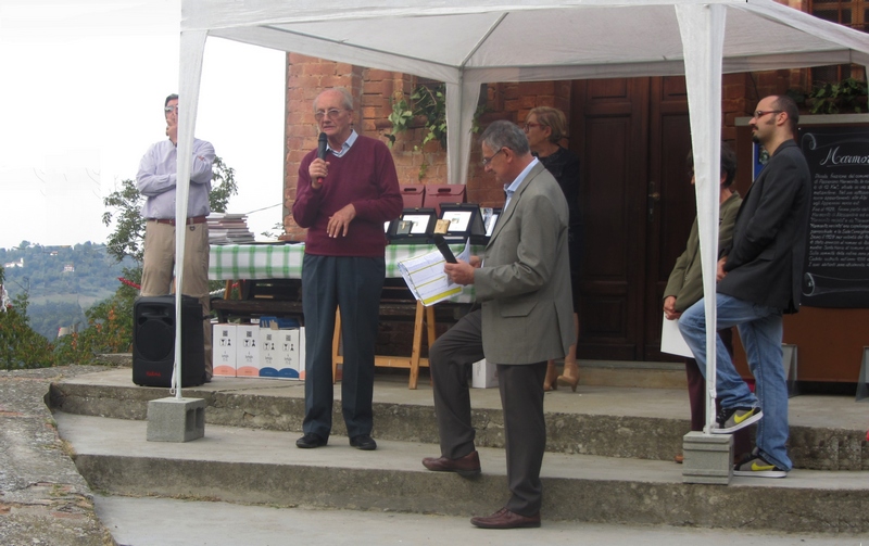 Momento della Cerimonia della Premiazione dell Estemporanea di arti figurative "ARTISTI ED AMBIENTE 2013 - ispiriamoci alle nostre colline" a Passerano Marmorito alla presenza dell Ing. Francesco Garetto in rappresentanza dell Osservatorio del Paesaggio per il Monferrato e l Astigiano [Foto Enrico Bonasso].