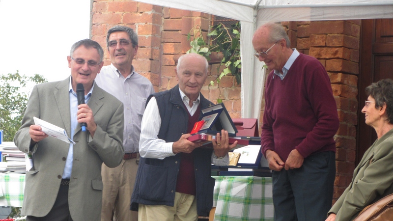 Momento della Cerimonia della Premiazione dell Estemporanea di arti figurative "ARTISTI ED AMBIENTE 2013 - ispiriamoci alle nostre colline" a Passerano Marmorito alla presenza dell Ing. Francesco Garetto in rappresentanza dell Osservatorio del Paesaggio per il Monferrato e l Astigiano [Foto Enrico Bonasso].