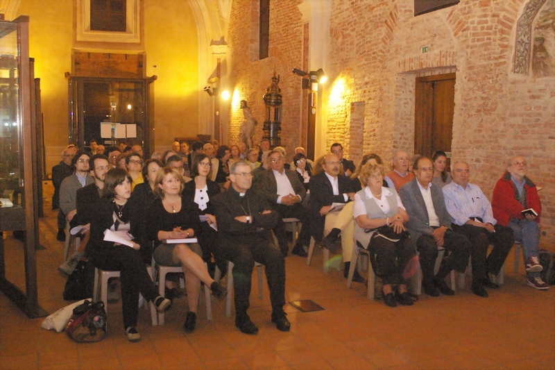 Veduta del folto pubblico presente presso lo spazio San Giovanni ad Asti.