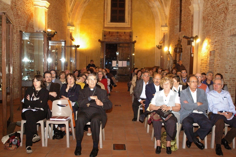 Veduta del folto pubblico presente presso lo spazio San Giovanni ad Asti.