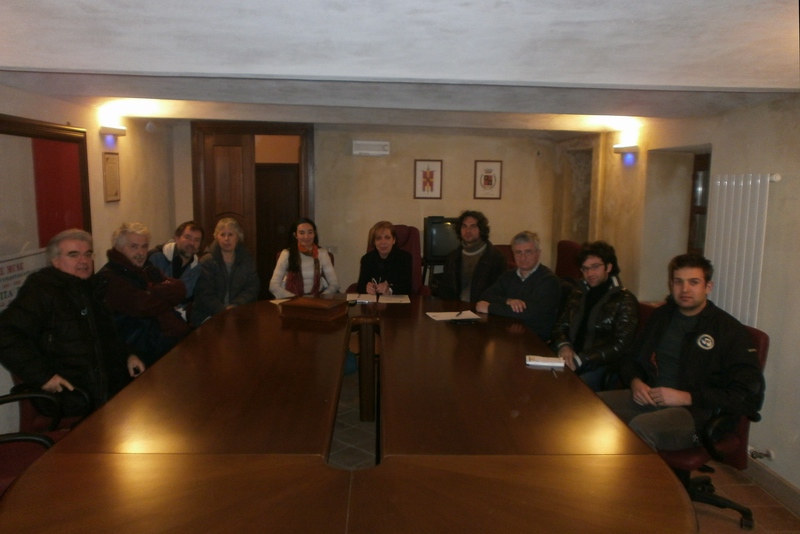 Partecipanti presso la Sala consiliare del Comune di Passerano Marmorito alla riunione di studio sul Codice della strada alla luce delle lettere inviate dalla Provincia di Asti a proprietari di appezzamenti presenti lungo la rete stradale per la ripulitura della vegetazione ivi presente (Foto di Marco Devecchi).