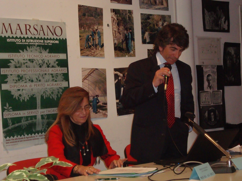 Relazione del Dott. Agr. Fabio Palazzo (Presidente dell Ordine dei Dottori Agronomi e dei Dottori Forestali di Genova). Al Tavolo dei relatori: la Prof.ssa Prof.ssa Anna Grazia Greco (Dirigente dell Istituto di Istruzione Superiore "B. Marsano") [Foto di Irina Mantello].