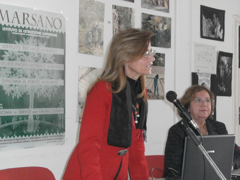 Introduzione e moderazione del Convegno da parte della Prof.ssa Prof.ssa Anna Grazia Greco (Dirigente dell Istituto di Istruzione Superiore "B. Marsano"). Al tavolo dei relatori: Prof.ssa Marcella Rogai (già Dirigente dell Istituto di Istruzione Superiore "B. Marsano").