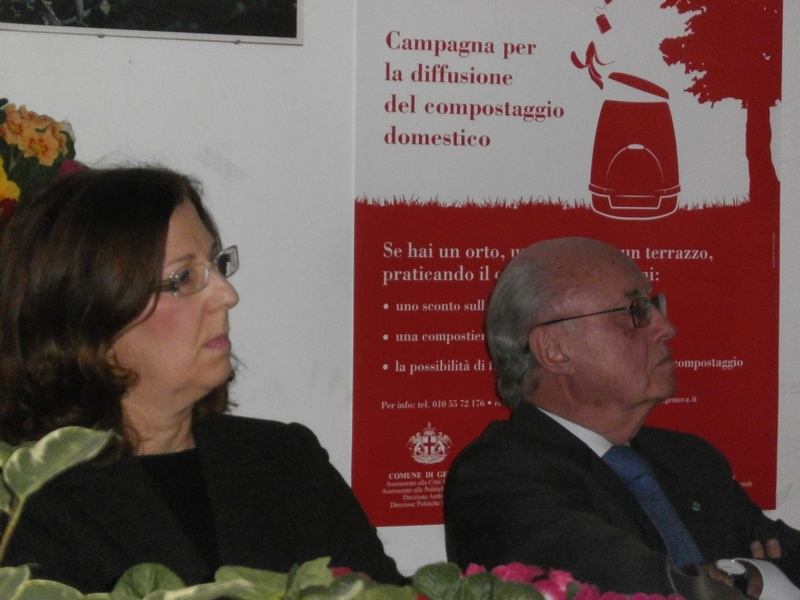 Tavolo dei relatori: (sx) Prof.ssa Francesca Mazzino (Università di Genova) e (dx) Prof. Giuliano Urbani (già Ministro per i Beni e le Attività culturali, estensore del Codice Urbani).