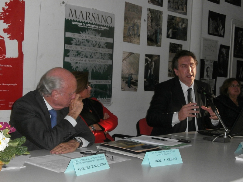 Relazione del Dott. Agr. Andrea Sisti (Presidente Nazionale dell Ordine dei Dottori Agronomi e Forestali). Al Tavolo dei relatori: da (sx) Prof. Giuliano Urbani (già Ministro per i Beni e le Attività culturali, estensore del Codice Urbani), Prof.ssa Anna Grazia Greco (Dirigente dell Istituto di Istruzione Superiore "B. Marsano") e Prof.ssa Marcella Rogai.