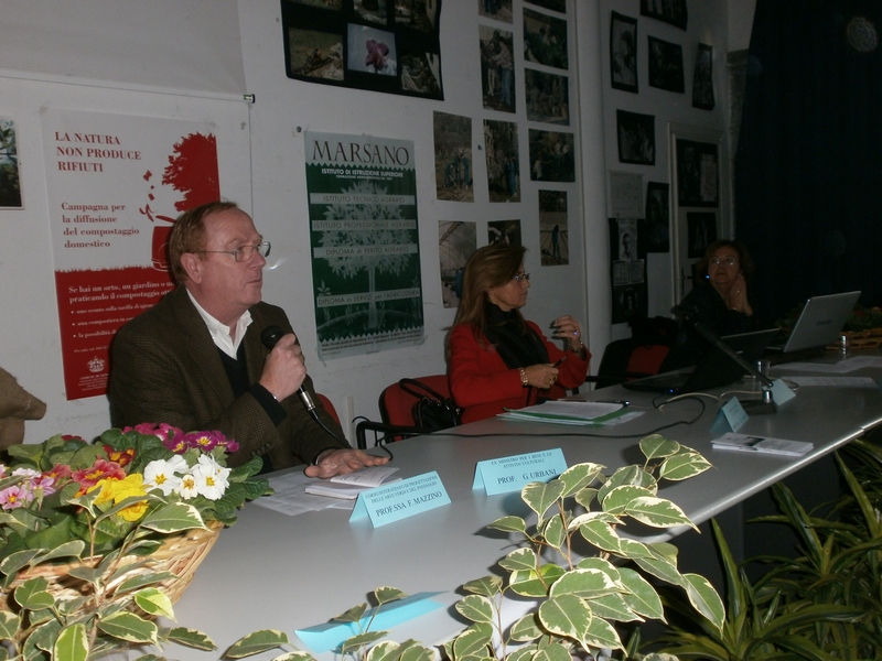 Relazione del Prof. Gerardo Brancucci della Facoltà di Architettura dell Università degli Studi di Genova. Al tavolo dei relatori: la Prof.ssa Anna Grazia Greco (Dirigente dell Istituto di Istruzione Superiore "B. Marsano") e la Prof.ssa Marcella Rogai.