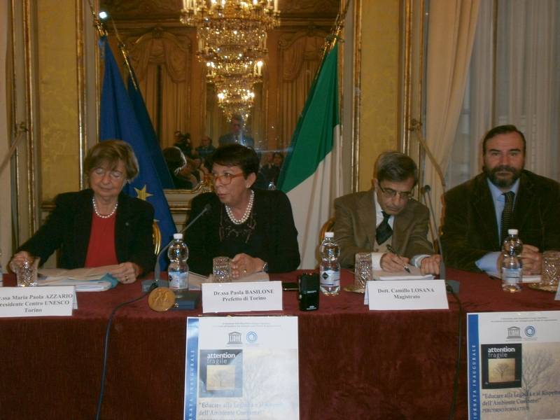 Tavolo dei relatori alla Giornata di lancio del Percorso Formativo 2013/14 per le scuole della Regione Piemonte "Educare alla Legalità e al rispetto dell Ambiente CONVIENE!": da (sx): Prof.ssa Maria Paola Azzario Chiesa, Presidente Centro UNESCO di Torino, S.E. Dott.ssa Paola Basilone, Prefetto di Torino, Dott. Camillo Losana, magistrato, e Prof. Marco Devecchi, Università di Torino [Foto di Gianni Chiesa].