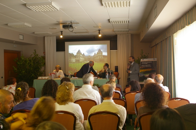 Relazione del Prof. Marco Devecchi (Università di Torino e Presidente dell Osservatorio del Paesaggio per il Monferrato e l Astigiano) su "I parchi e giardini: una preziosa opportunità per le comunità in termini ecologici, sociali ed economici" [Foto Francesco Devecchi].