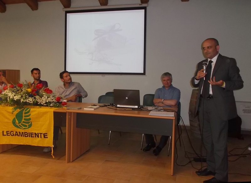 Contributo di riflessione sul tema del ritorno dei giovani all agricoltura da parte del Dott. Antonio Ciotta - Direttore Coldiretti Asti. Al Tavolo dei relatori da (sx): Paolo Corda, coltivatore di zafferano in Villafranca, Alberto Brosio, apicoltore in Cortandone, e Angelo Porta - Presidente del Circolo Legambiente Valtriversa  [Foto di Marco Devecchi].