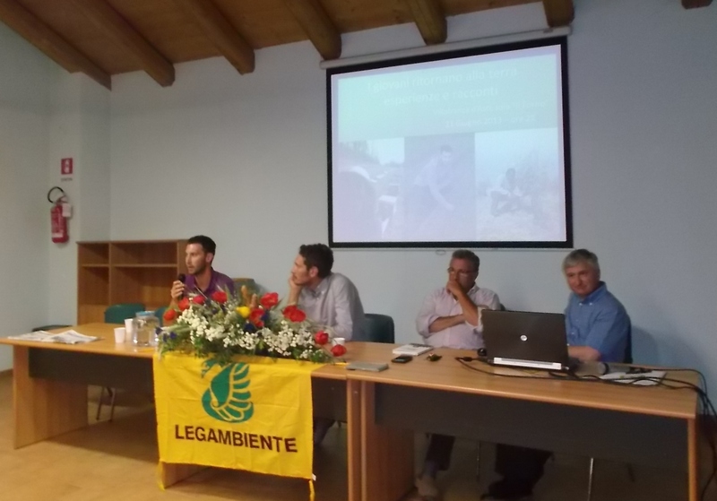 Tavolo dei relatori da (sx): Paolo Corda, coltivatore di zafferano in Villafranca, Alberto Brosio, apicoltore in Cortandone, Mimmo Capello, viticoltore in Roatto, e Angelo Porta - Presidente del Circolo Legambiente Valtriversa  [Foto di Marco Devecchi].