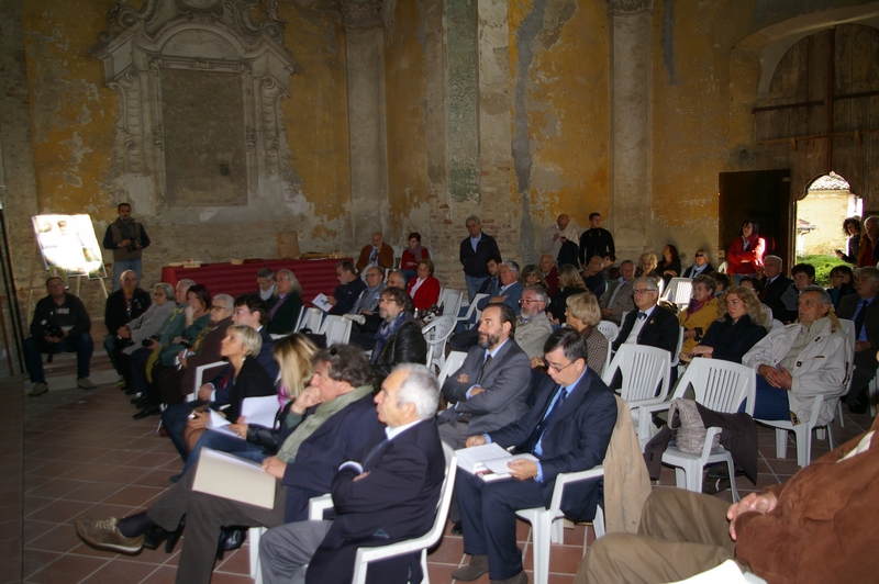 Veduta del folto pubblico partecipante ai lavori del Convegno "Monferrato: i volti di un territorio con vocazione internazionale" [Foto di Mirella Zitti].