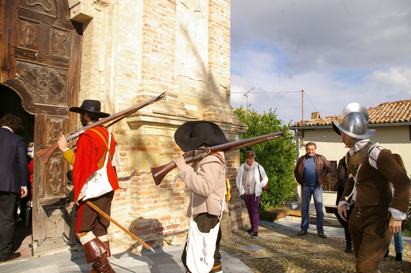 Rappresentazione in costumi medioevali da parte dell "Associazione di ricostruzione storica Archibugieri di Monferrato" [Foto di Mirella Zitti].