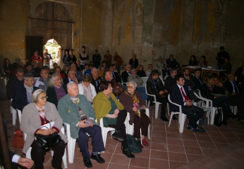 Veduta del folto pubblico partecipante ai lavori del Convegno "Monferrato: i volti di un territorio con vocazione internazionale" [Foto di Mirella Zitti].