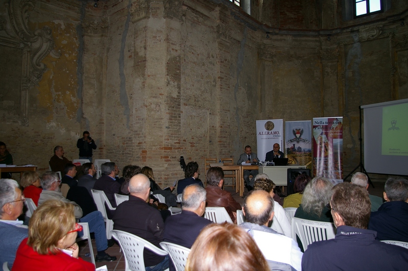 Relazione da parte del Dott. Roberto Maestri (Circolo Culturale I Marchesi del Monferrato) su "Monferrato, territorio al centro dell Europa". Al tavolo dei relatori il moderatore, Dott. Efrem Bovo (Giornalista, Direttore giornal.it) [Foto di Mirella Zitti].