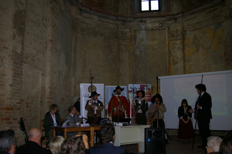 Relazione da parte del Dott. Eugenio Garoglio (Associazione di ricostruzione storica Archibugieri di Monferrato) su "Villadeati e il suo castello nel Monferrato dei Gonzaga" [Foto di Mirella Zitti].