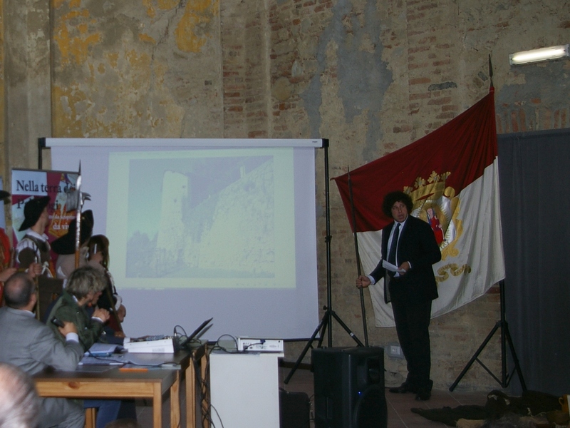 Relazione da parte del Dott. Eugenio Garoglio (Associazione di ricostruzione storica Archibugieri di Monferrato) su "Villadeati e il suo castello nel Monferrato dei Gonzaga" [Foto di Mirella Zitti].