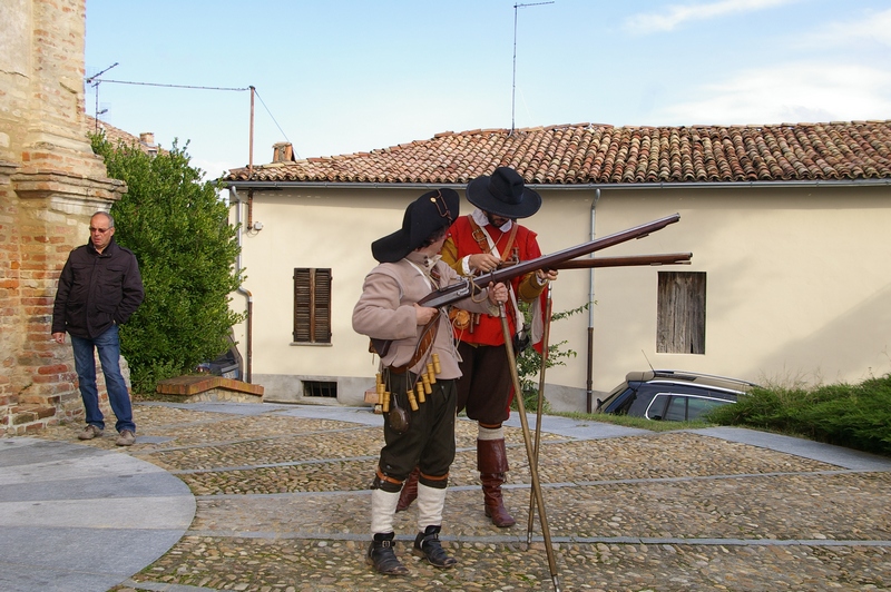 Rappresentazione in costumi medioevali da parte dell "Associazione di ricostruzione storica Archibugieri di Monferrato" [Foto di Mirella Zitti].