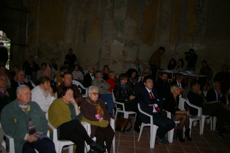 Veduta del folto pubblico partecipante ai lavori del Convegno "Monferrato: i volti di un territorio con vocazione internazionale" [Foto di Mirella Zitti].