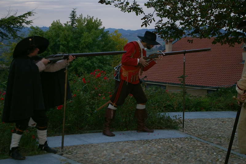 Rappresentazione in costumi medioevali da parte dell "Associazione di ricostruzione storica Archibugieri di Monferrato" [Foto di Mirella Zitti].