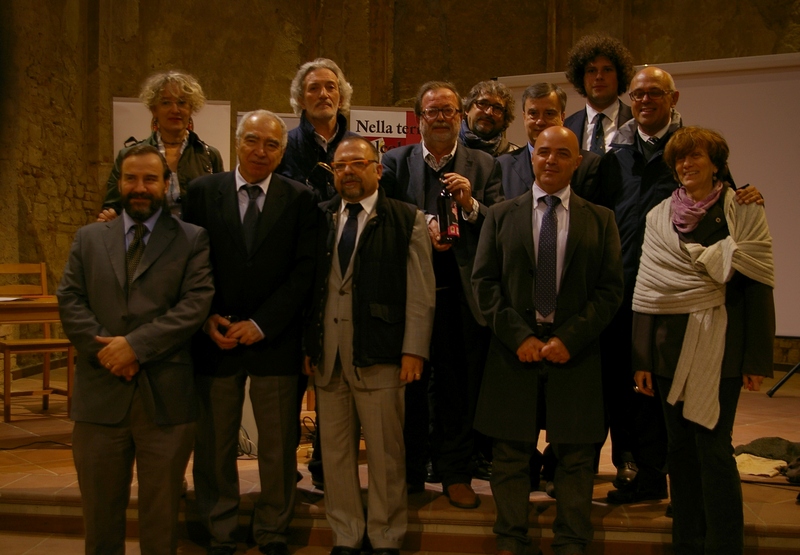 Foto ricordo al termine del Convegno "Monferrato: i volti di un territorio con vocazione internazionale", da (sx): Prof. Marco Devecchi (Osservatorio del Paesaggio per il Monferrato e l Astigiano), Dott.ssa Franca Mollo (Associazione Castelli aperti del Piemonte), Sig. Lorenzo Fornaca (Editore Sedico), Efrem Bovo, Giuseppe Fassino, Massimo Marchese, Alberto Cottino, Francesco Azzalin, Eugenio Garoglio, Roberto Maestri e Maria Rita Mottola [Foto di Mirella Zitti].