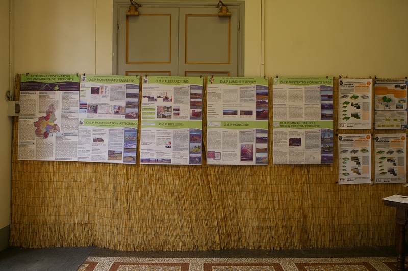 Esposizione dei Poster illustrativi degli Osservatori del Paesaggio del Piemonte all ingresso della Sala del Convegno presso Villa Ruspoli a Firenze.