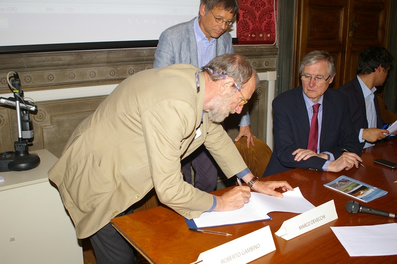 Sottoscrizione della "CARTA DI FIRENZE" per la Costituzione del Coordinamento degli Osservatori del Paesaggio europei da parte del Prof. Carlo Magnani, già Rettore dello IUAV di Venezia e Presidente di UNISCAPE (European Network of Universities for the implementation of the European Landscape Convention).