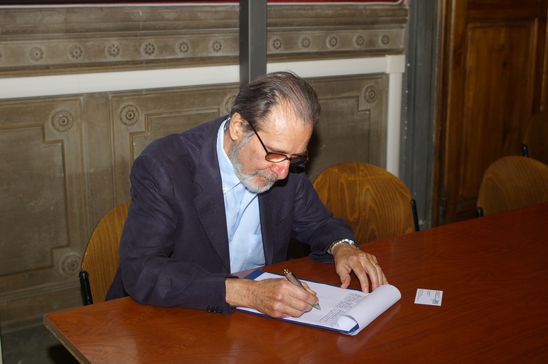 Sottoscrizione della "CARTA DI FIRENZE" per la Costituzione del Coordinamento degli Osservatori del Paesaggio europei da parte del Prof. Roberto Gambino, Professore Emerito del Politecnico di Torino e Rappresentante dell Ateneo in UNISCAPE (European Network of Universities for the implementation of the European Landscape Convention).