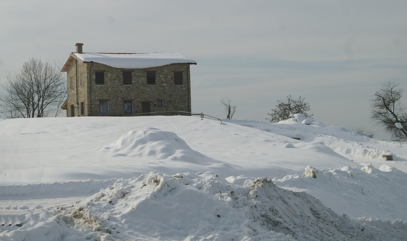 Paesaggi della bellezza sotto la neve. Bel casolare in pietra a Paroldo.