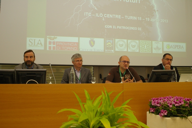 Apertura dei lavori delle Giornate tecniche Società Italiana di Arboricoltura su "Stabilità degli alberi in ambiente urbano ed eventi meteo: relazioni e scenari futuri" da parte del Dott. Gianmichele Cirulli (Presidente della SIA). Al tavolo dei relatori da (sx): Prof. Marco Devecchi (Dipartimento di Scienze agrarie, Forestali e Alimentari dell Università di Torino), Dott. Angelo Porta (Presidente del Circolo Legambiente Valtriversa), Dott. Gianmichele Cirulli e Prof. Francesco Ferrini (Moderatore - Università di Firenze) [Foto di Monica Vercelli].