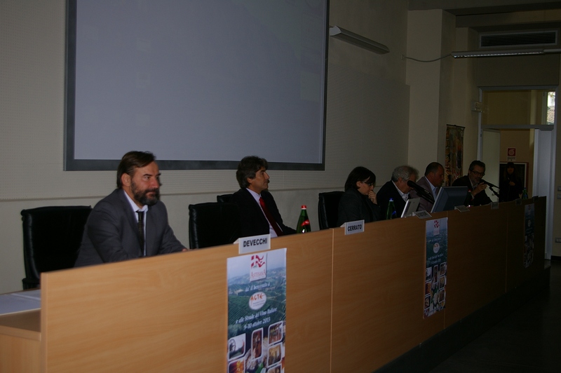 Foto del Tavolo dei relatori Convegno su "ACTE e le strade del vino italiane - La promozione culturale dei territori del vino" da (sx): Prof. Marco Devecchi (Osservatorio del Paesaggio per il Monferrato e l Astigiano), Dott. Moreno Soster (Regione Piemonte), Dott.ssa Silvia Novelli (Centro Studi e Formazione sullo Sviluppo Rurale della Collina dell Università di Torino),  Dott. Elio Archimede (Associazione Astesana), Dott. Stefano Chiarlo (presidente dell Associazione Astesana) e Dott. Francesco Scalfari (Università di Asti). 