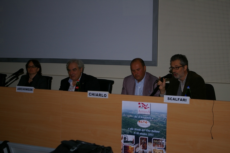 Saluto iniziale del Dott. Francesco Scalfari (Università di Asti). Al Tavolo dei relatori da (sx): Dott.ssa Silvia Novelli (Centro Studi e Formazione sullo Sviluppo Rurale della Collina dell Università di Torino),  Dott. Elio Archimede (Associazione Astesana) e Dott. Stefano Chiarlo (presidente dell Associazione Astesana).