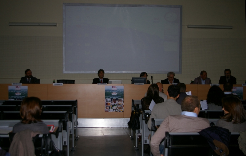 Foto del Tavolo dei relatori Convegno su "ACTE e le strade del vino italiane - La promozione culturale dei territori del vino" da (sx): Prof. Marco Devecchi (Osservatorio del Paesaggio per il Monferrato e l Astigiano), Dott. Moreno Soster (Regione Piemonte), Dott.ssa Silvia Novelli (Centro Studi e Formazione sullo Sviluppo Rurale della Collina dell Università di Torino),  Dott. Elio Archimede (Associazione Astesana), Dott. Stefano Chiarlo (presidente dell Associazione Astesana) e Dott. Francesco Scalfari (Università di Asti). 