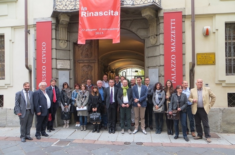 Foto ricordo al termine della visita alla Pinacoteca di Asti presso Palazzo Mazzetti da parte dei rappresentanti delle Strade del Vino italiane con Dott.ssa Silvia Novelli (Centro Studi e Formazione sullo Sviluppo Rurale della Collina dell Università di Torino), Dott. Moreno Soster (Regione Piemonte), Dott. Elio Archimede (Associazione Astesana), Dott. Stefano Chiarlo (presidente dell Associazione Astesana), Dott. Francesco Scalfari (Università di Asti), Prof. Marco Devecchi (Osservatorio del Paesaggio per il Monferrato e l Astigiano), Dott. Michele D Addetta (Association for Culture and Tourism Exchange), Dott. Madelena Grossmann (Association for Culture and Tourism Exchange) e Dott. Santiago Vivanco (Association for Culture and Tourism Exchange) [Foto Astesana].