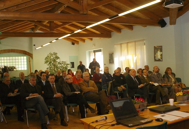 Veduta del folto pubblico presente al Convegno su "Salviamo gli alberi. Modalità operative di applicazione della nuova Legge n. 10  del 14 gennaio 2013 per la salvaguardia degli alberi monumentali, dei filari e delle alberate di particolare pregio paesaggistico, monumentale, storico e culturale dell astigiano" presso il Centro culturale "Il Forno"  di Villafranca d Asti  [FOTO di Stefano Porta].