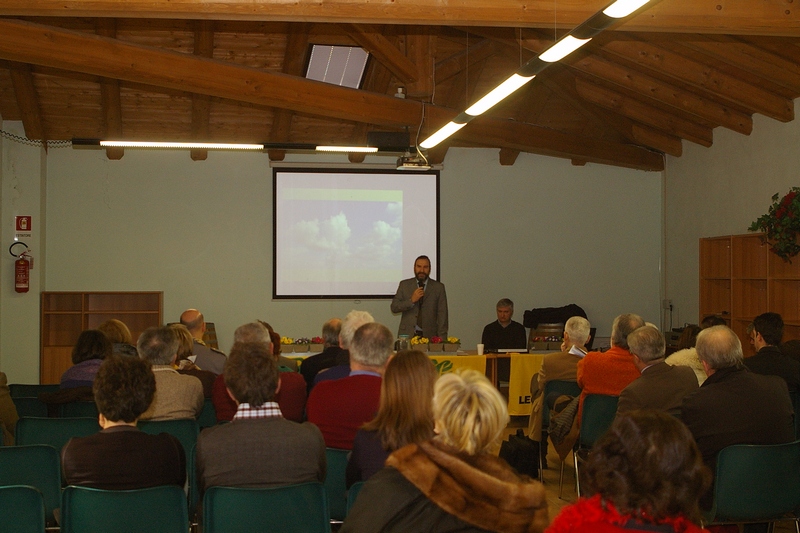 Avvio dei lavori del Convegno su "Salviamo gli alberi. Modalità operative di applicazione della nuova Legge n. 10  del 14 gennaio 2013 per la salvaguardia degli alberi monumentali, dei filari e delle alberate di particolare pregio paesaggistico, monumentale, storico e culturale dell astigiano" da parte del moderatore il Prof. Marco Devecchi  [FOTO di Stefano Porta].