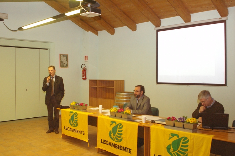 Saluto ai partecipanti al Convegno da parte del Prof. Vincenzo Gerbi, Vice Direttore alla didattica del DISAFA - Dipartimento di Scienze agrarie, forestali e alimentari dell Università di Torino  [FOTO di Stefano Porta].