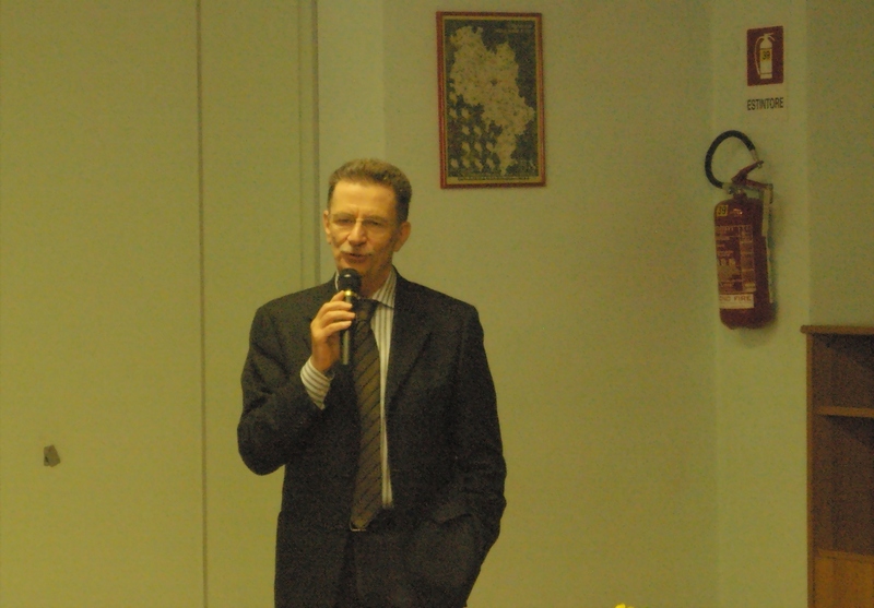 Saluto ai partecipanti al Convegno da parte del Prof. Vincenzo Gerbi, Vice Direttore alla didattica del DISAFA - Dipartimento di Scienze agrarie, forestali e alimentari dell Università di Torino  [FOTO di Stefano Porta].