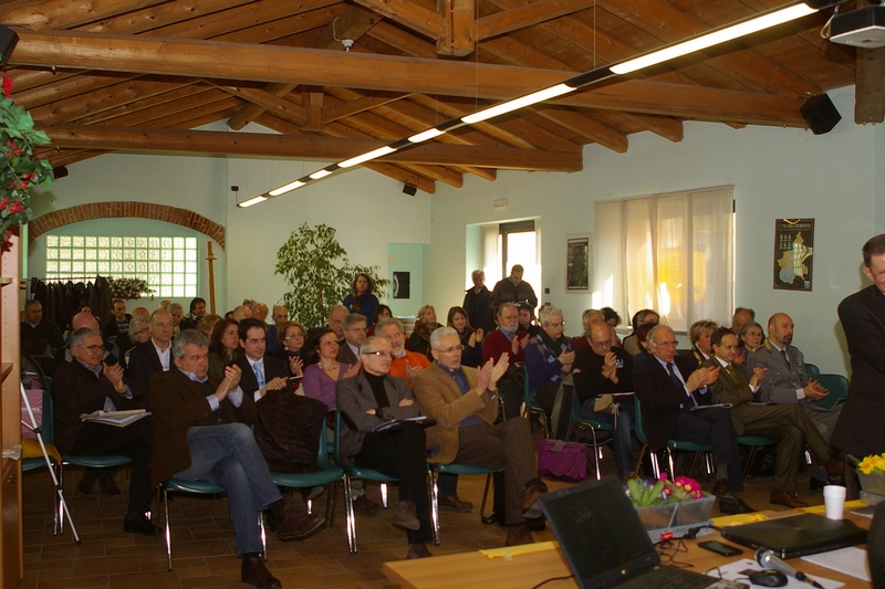 Veduta del folto pubblico presente al Convegno su "Salviamo gli alberi. Modalità operative di applicazione della nuova Legge n. 10  del 14 gennaio 2013 per la salvaguardia degli alberi monumentali, dei filari e delle alberate di particolare pregio paesaggistico, monumentale, storico e culturale dell astigiano" presso il Centro culturale "Il Forno"  di Villafranca d Asti  [FOTO di Stefano Porta].