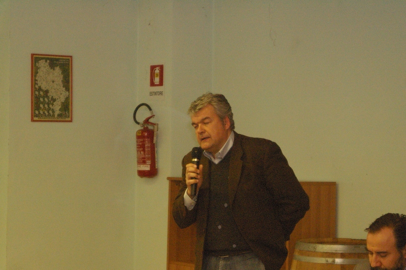 Saluto ai partecipanti al Convegno da parte del Dott. Valter Valle (Presidente dell Ordine dei Dottori Agronomi e Forestali della Provincia di Asti)  [FOTO di Stefano Porta].